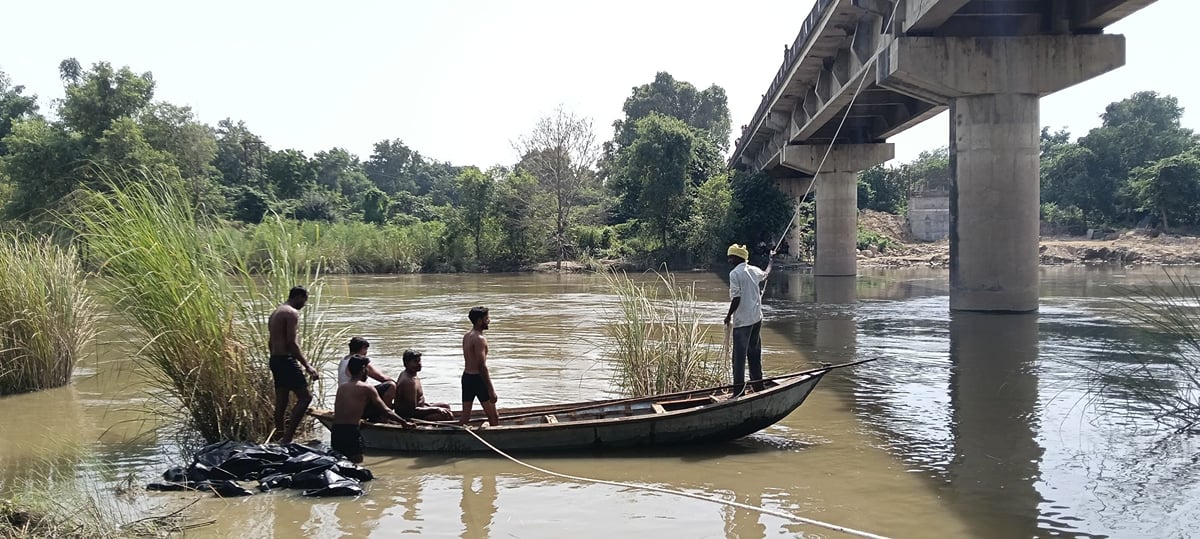 Raebareli News: सई में चीनी लदे ट्रक की गोताखोरों ने की तलाश