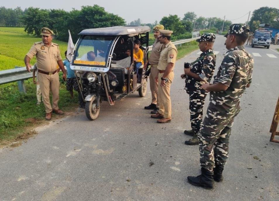 सीमा पर वाहन चालकों से पूछताछ करते पुलिस व एसएसबी के जवान।