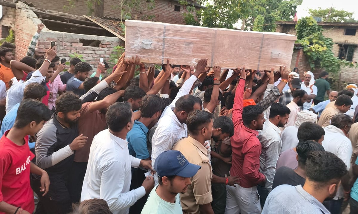 Deoria News: कमाने गया सूरज ताबूत में लौटा, मां के साथ रो पड़ा पूरा जवार