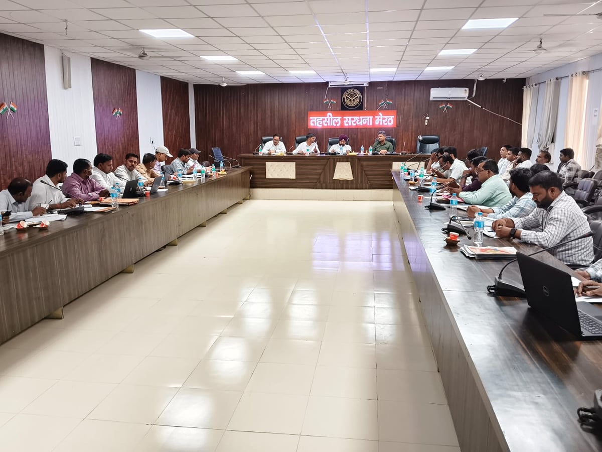 Meerut News: सरधना विद्युत कार्य समीक्षा में मुख्य अभियंता ने दिए निर्देश