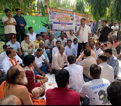 स्टेशन पर अपनी मांगों के लिए प्रदर्शन पर बैठे पूर्वांचल समाज के लोग। संवाद