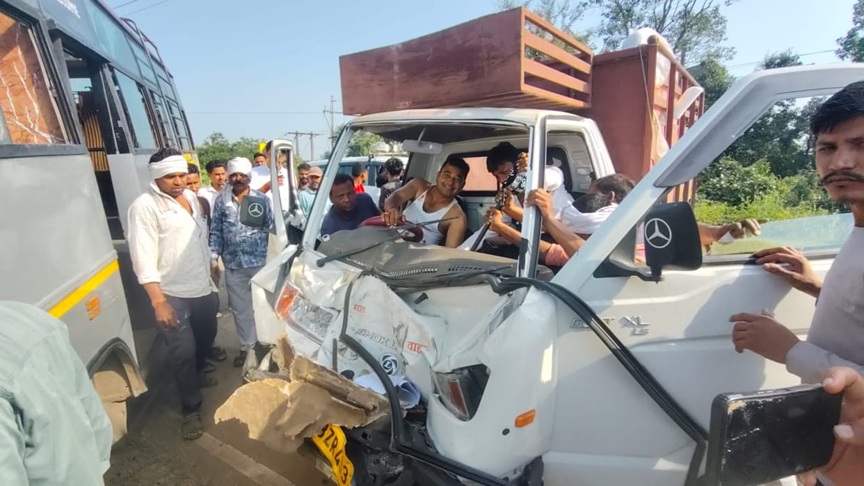 Horrific road accident on Waraseoni-Katangi route in Balaghat: Passenger bus and pickup collide violently