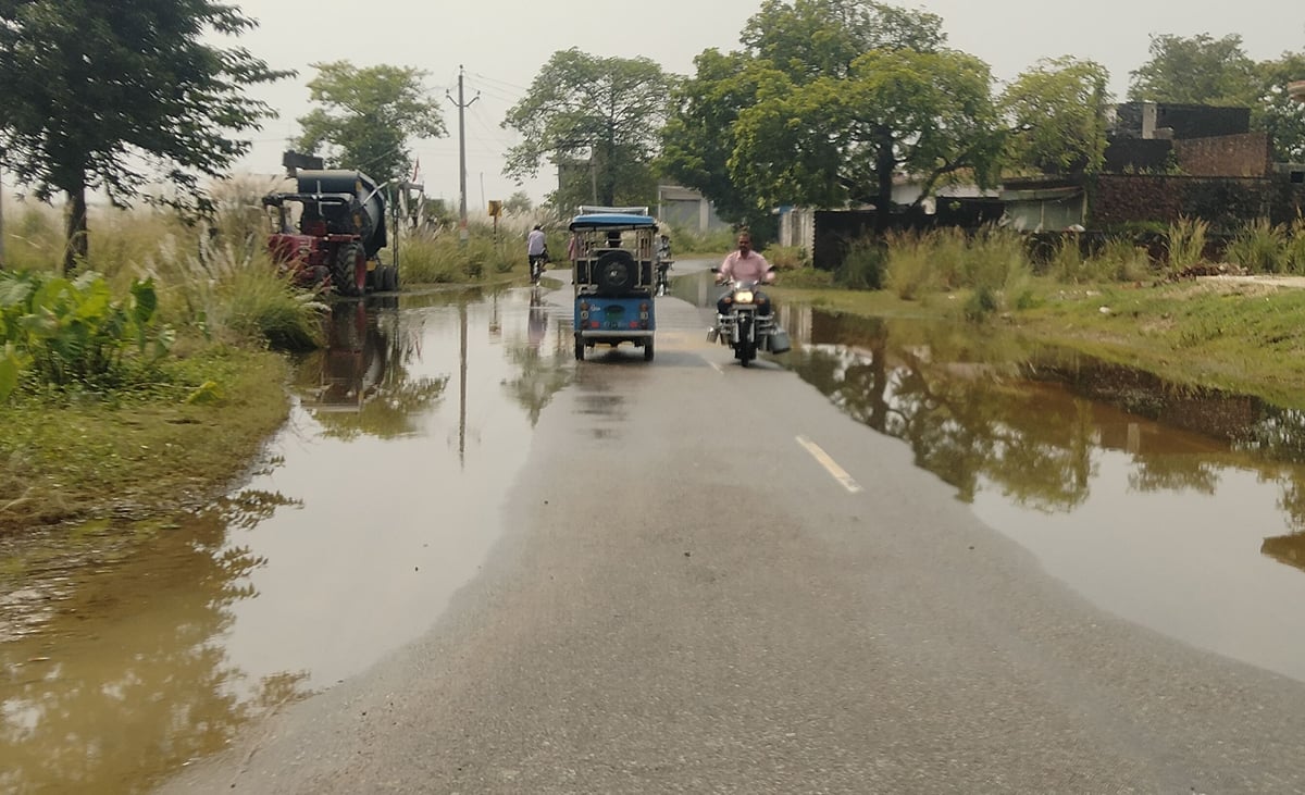 Siddharthnagar News: सड़कों से पानी हटते ही बहाल हुआ आवागमन