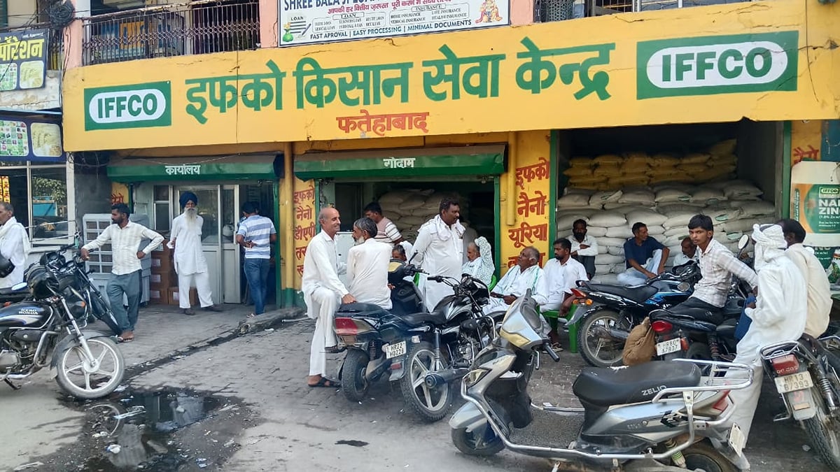 खाद के लिए भटक रहे किसान: समितियों से सचिव गायब, 1350 के बैग पर 20 रुपये ज्यादा वसूली का आरोप