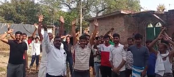 Budaun News: कीचड़ भरे रास्ते से स्कूल जा रहे बच्चे, ग्रामीणों ने किया प्रदर्शन