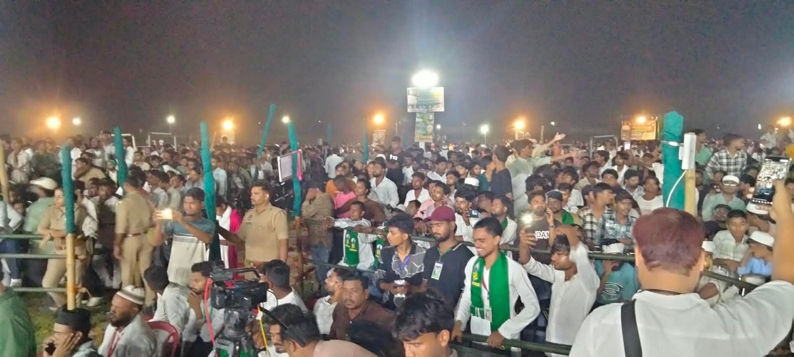 श्रावस्ती में जनसभा को संबोधित करते एआईएमआईएम के राष्ट्रीय अध्यक्ष ओवैसी।
