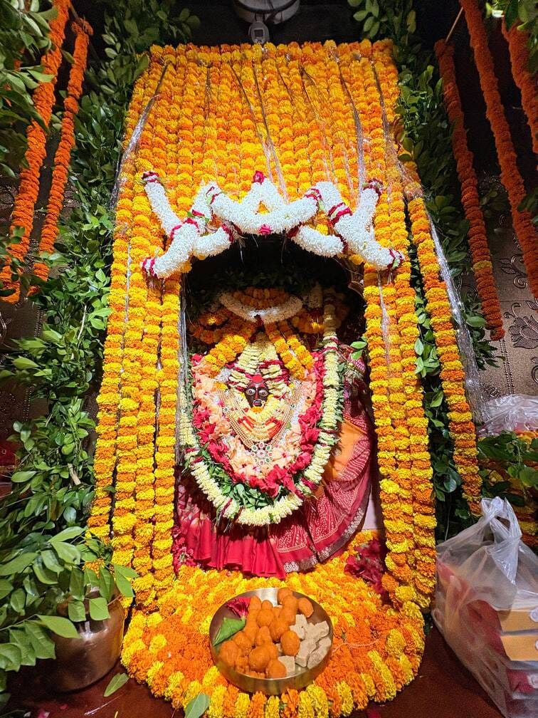 शीतला चौकियां धाम में सोमवार को लाल-पीली साड़ी और लाल चुनरी में सजीं मां शीतला की प्रतिमा का भव