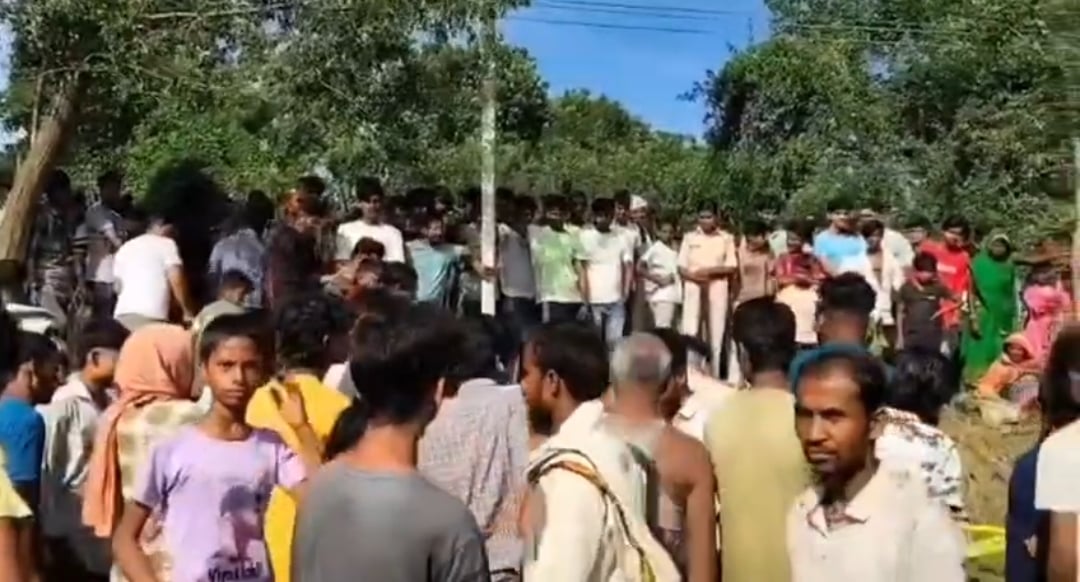 शव मिलने की जानकारी मिलते ही जुटी ग्रामीणों की भीड़