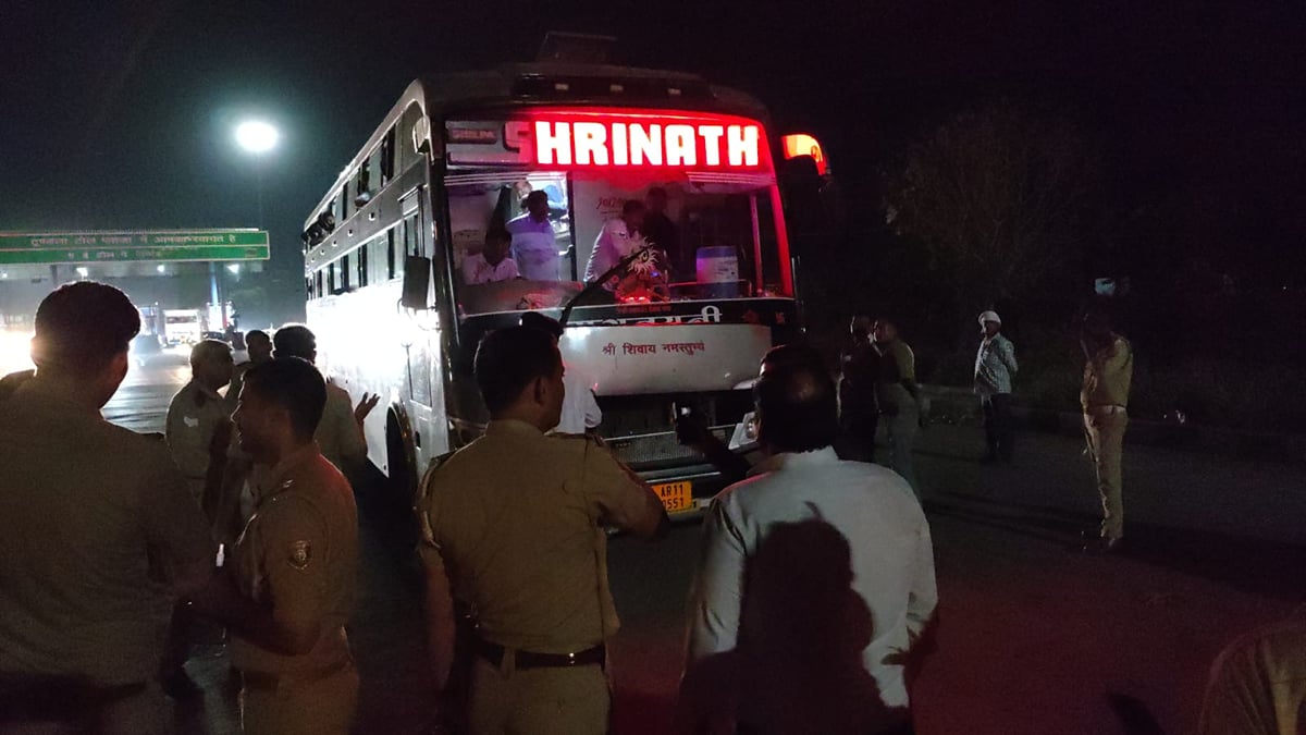 Firozabad News: बिना फायर सिलिंडर के दौड़ रही डबल डेकर बस सीज, कई के चालान