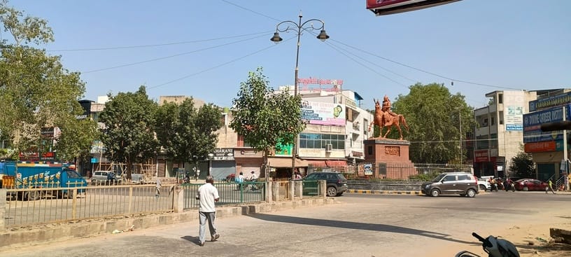 तेज धूप के चलते रविवार दोपहर सड़कों पर पसरा सन्नाटा।संवाद