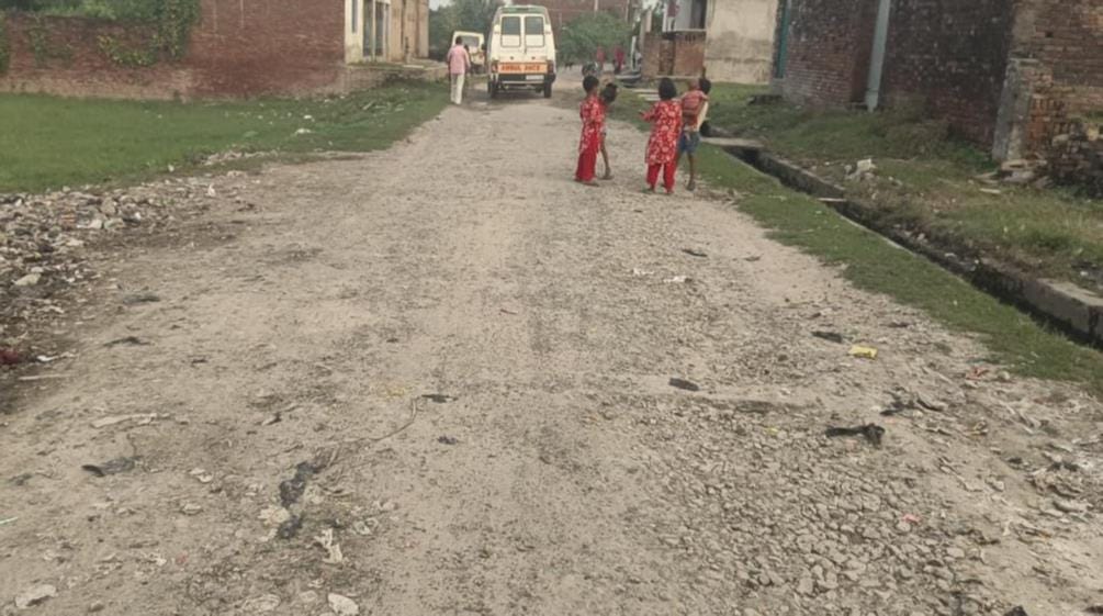 टूटी सड़क