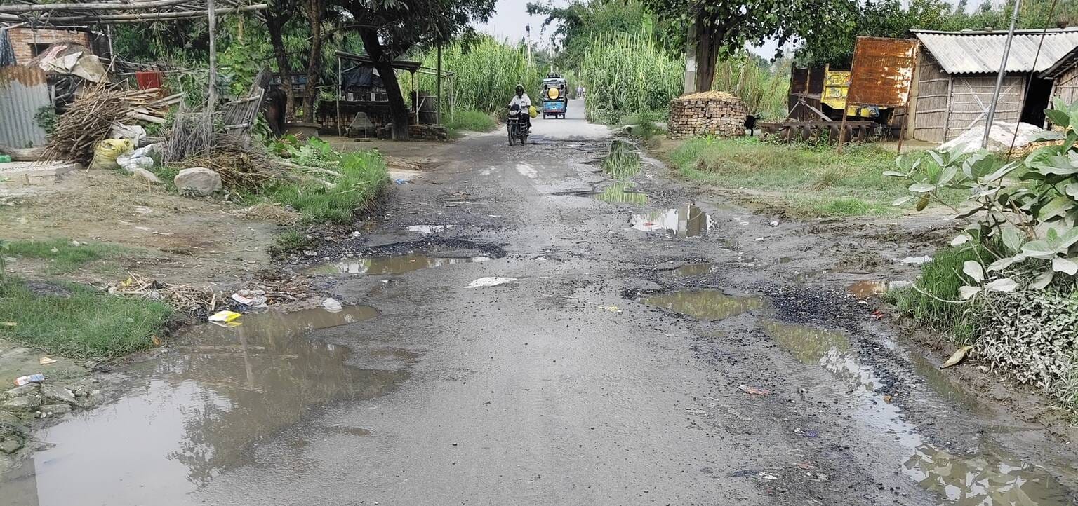 दुदही बरवा पट्टी जाने वाली बदहाल सड़क। 