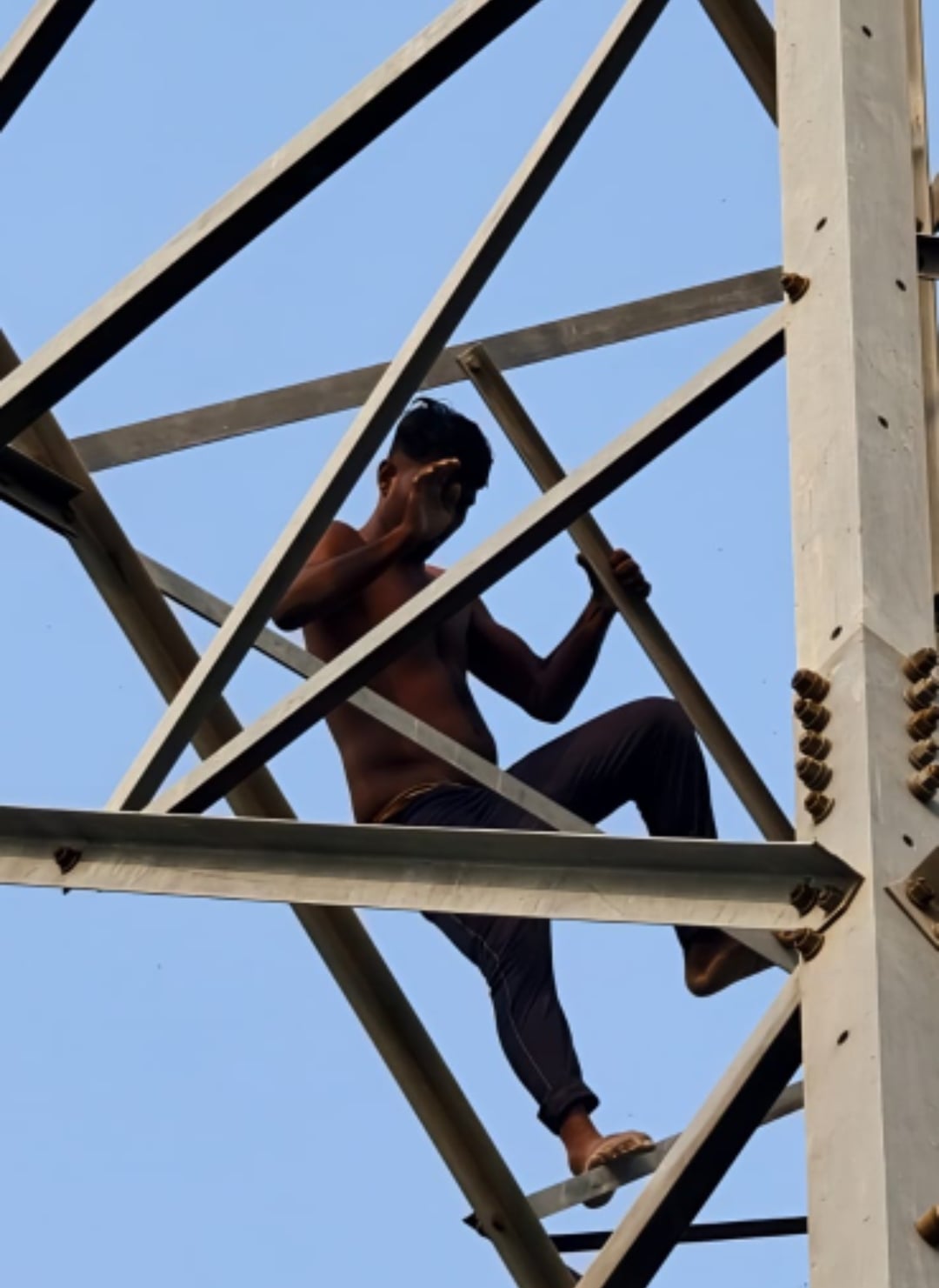 A young man climbed a tower in Suhagpur to get a new phone.A young man climbed a tower in Suhagpur to get a new phone.