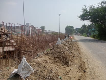 धामपुर में रेल विभाग की ओर से नूरपुर मार्ग तैयार की जा रही पक्की दीवार संवाद