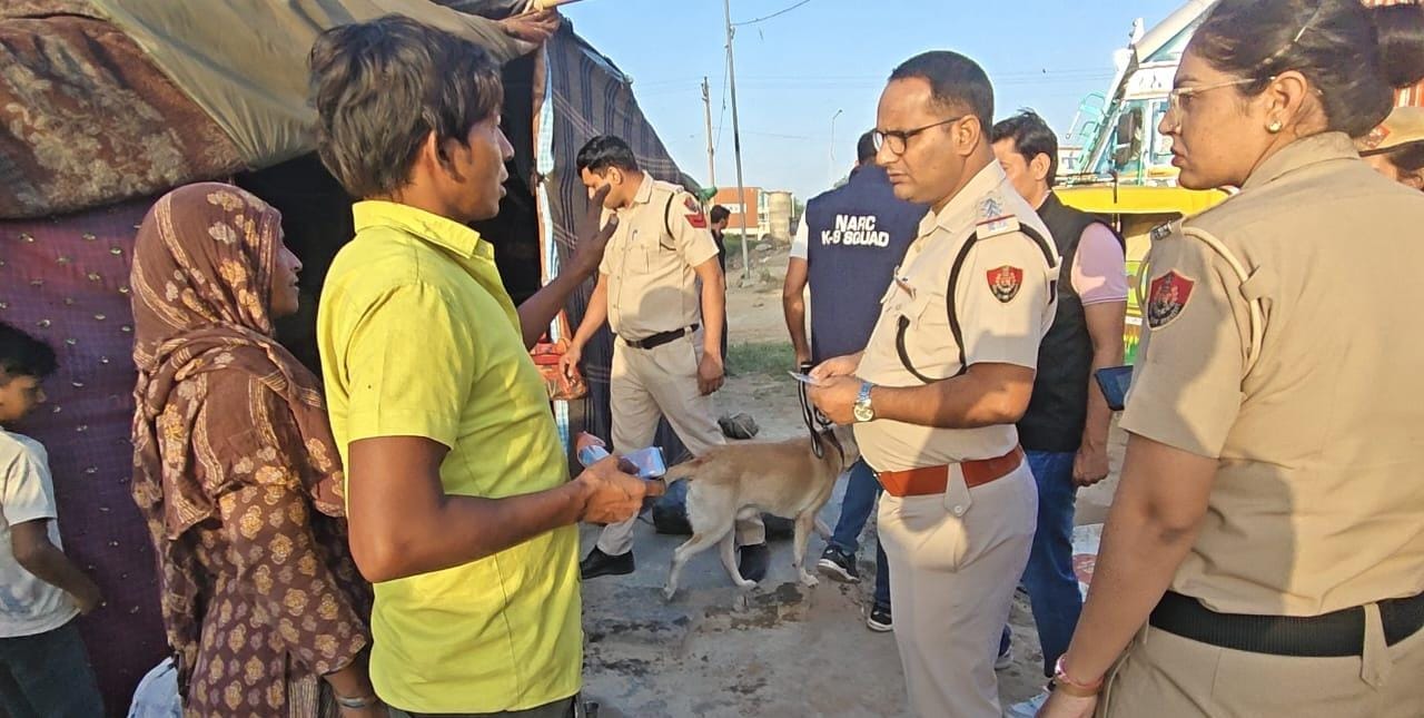 धारूहेड़ा में नशे के खिलाफ चलाए गए सर्च अभियान के दौरान संदिग्ध ठिकानों की जांच करती पुलिस टीम।