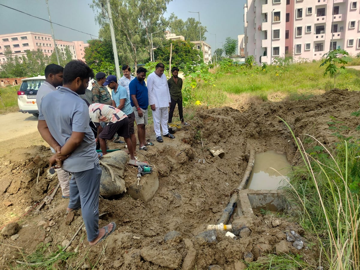 Jaunpur News: 6 महीने में 7 बार बदला गया पंप, मेडिकल कॉलेज में पानी के लिए भटक रहे सात हजार लोग