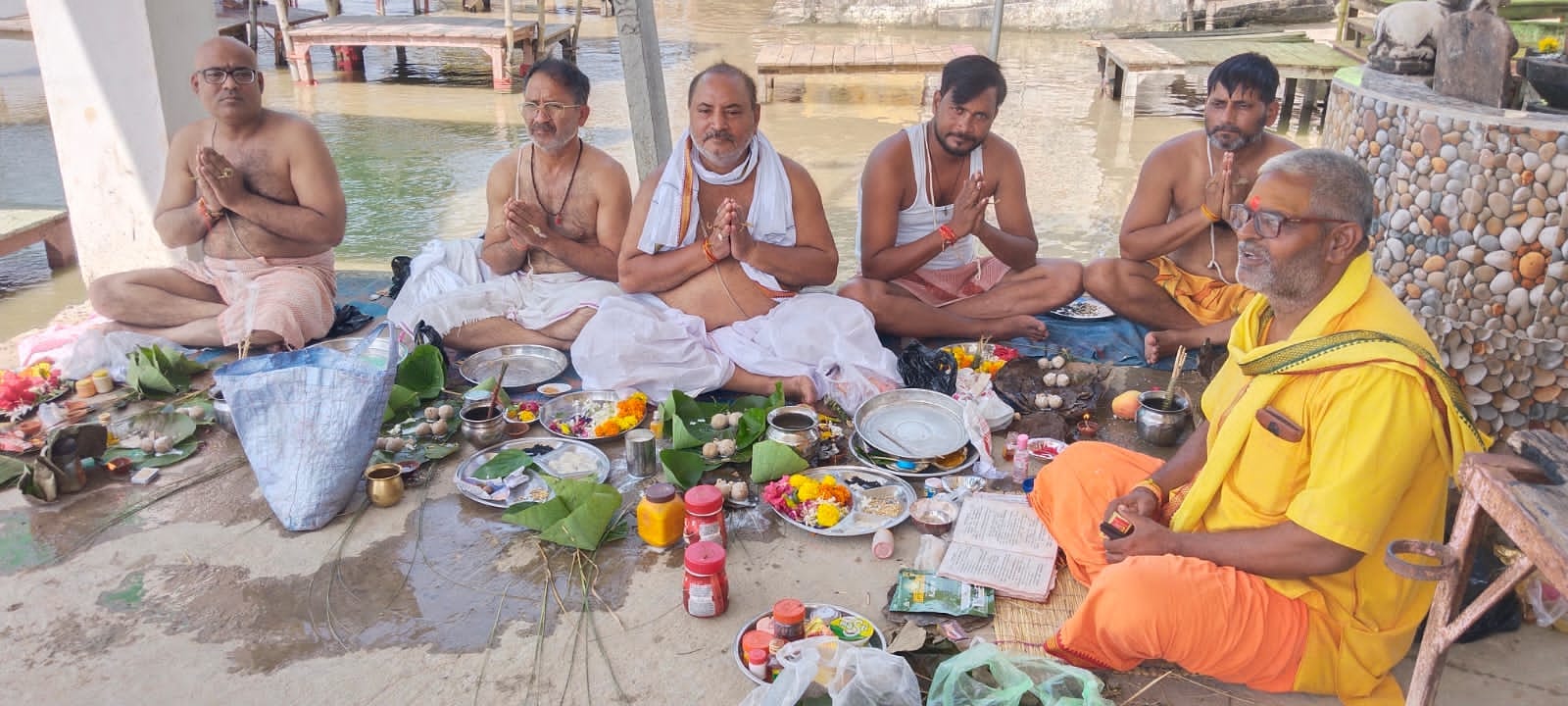 ऊंचाहार को गोकना घाट पर पूर्वजों का तर्पण करने के दौरान पूजा करते लोग। 
