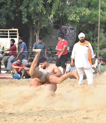 ऊना के रामलीला मैदान में चल रही कुश्ती के दौरान दमखम जौहर दिखाते पहलवान। संवाद सोहन चौधरी
