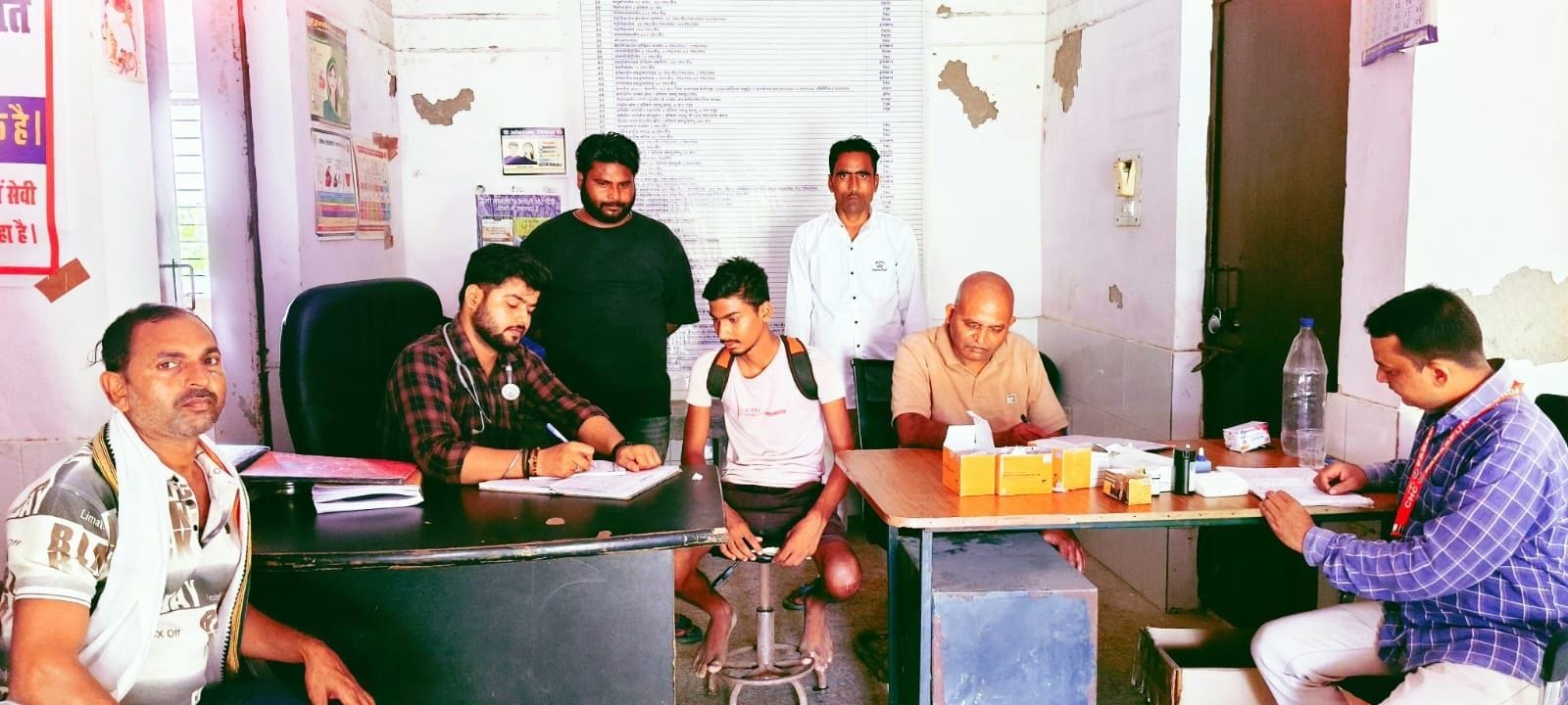 विभिन्न पीएचसी में आयोजित मुख्यमंत्री जन आरोग्य मेले में इलाज करते डॉक्टर। संवाद