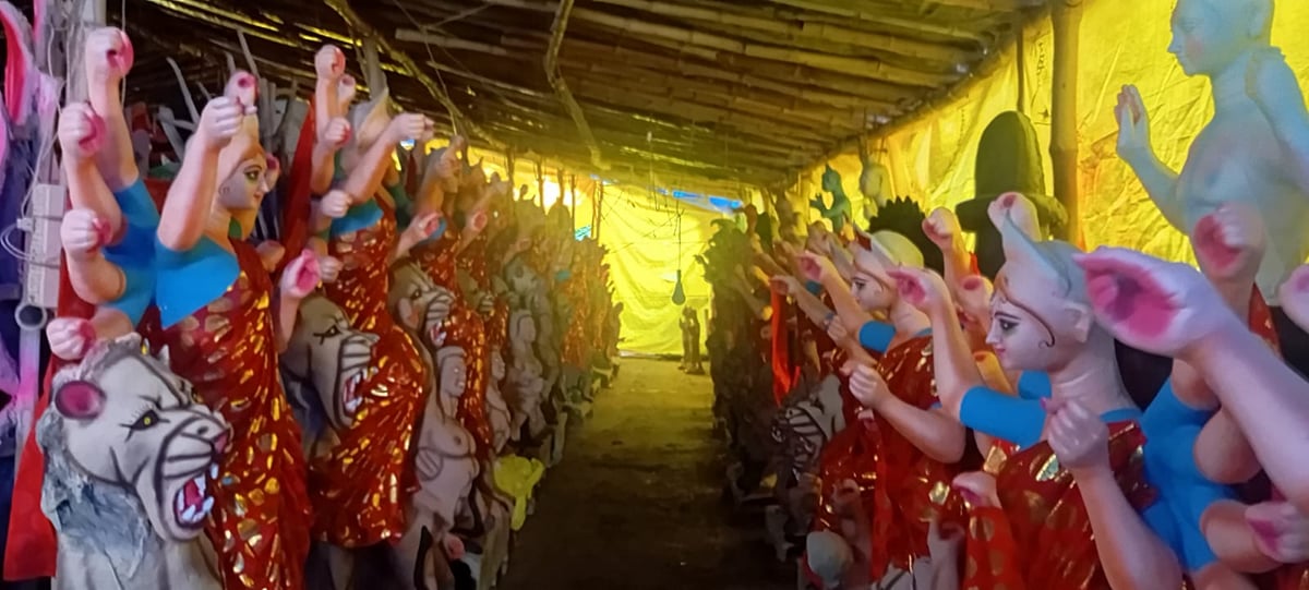 Jaunpur News: महंगाई 15 फीसदी तक बढ़ी, कोलकाता से आए कारीगर प्रतिमाओं को अंतिम रूप देने में जुटे