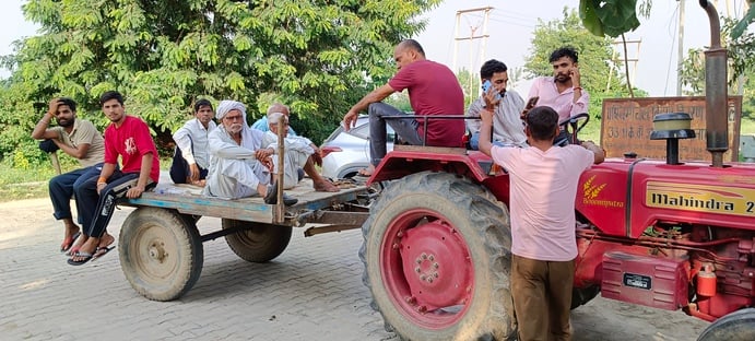 Meerut News: गन्ने की जली फसल के मुआवजे की मांग के लिए दिया धरना