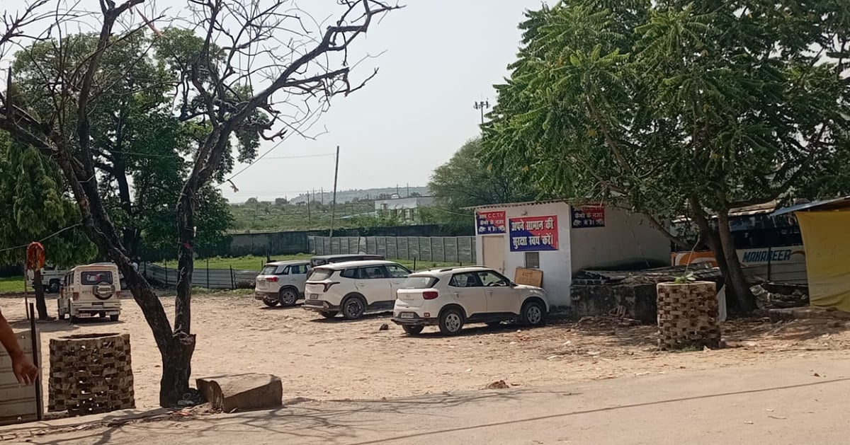 Mirzapur News: छह अधिकृत, दो दर्जन से ज्यादा अवैध पार्किंग स्टैंड, मनमानी वसूली