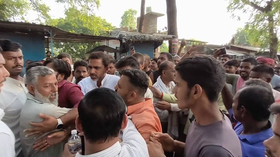 Lucknow News: विधायक की गाड़ी रोककर प्रदर्शन, भाजपा-सपा कार्यकर्ता भिड़े