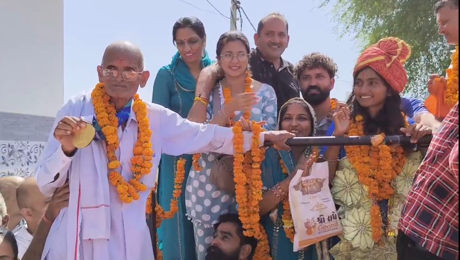 05जेएनडी09: कीर्ति शर्मा का दादा पोती द्वारा पहनाए गए मेडल को दिखाते हुए। संवाद