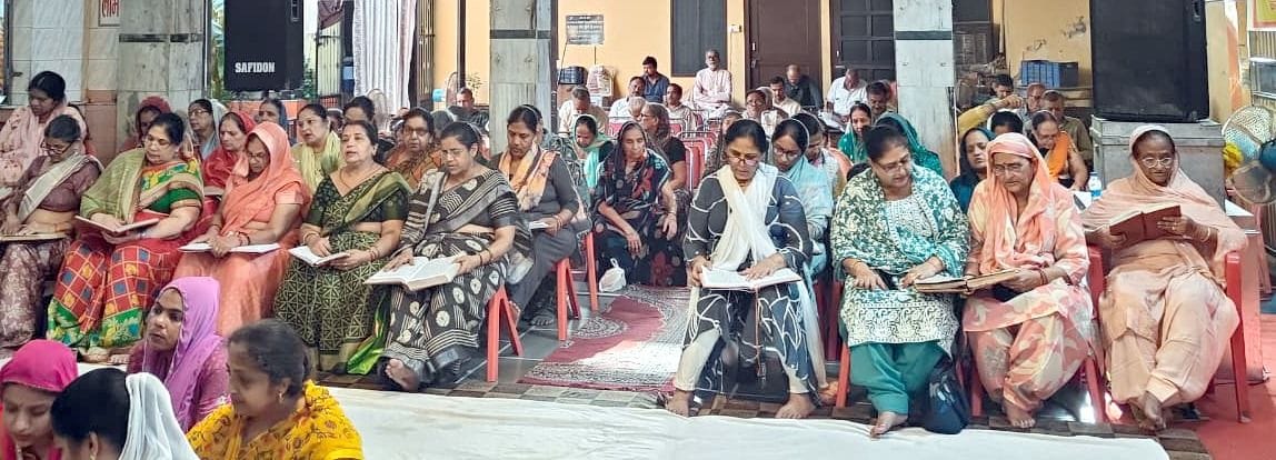 05जेएनडी14: सफीदों में आयोजित श्रीराम कथा सुनते श्रद्धालु। स्रोत: आयोजक