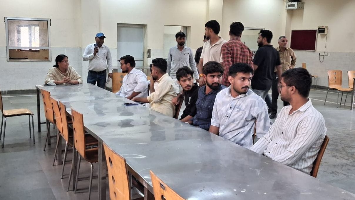 05जेएनडी26: सीआरएसयू की मैस में खाना बनवाने के लिए पहुंची रजिस्ट्रार डॉ. सीमा गुप्ता विद्यार्थ