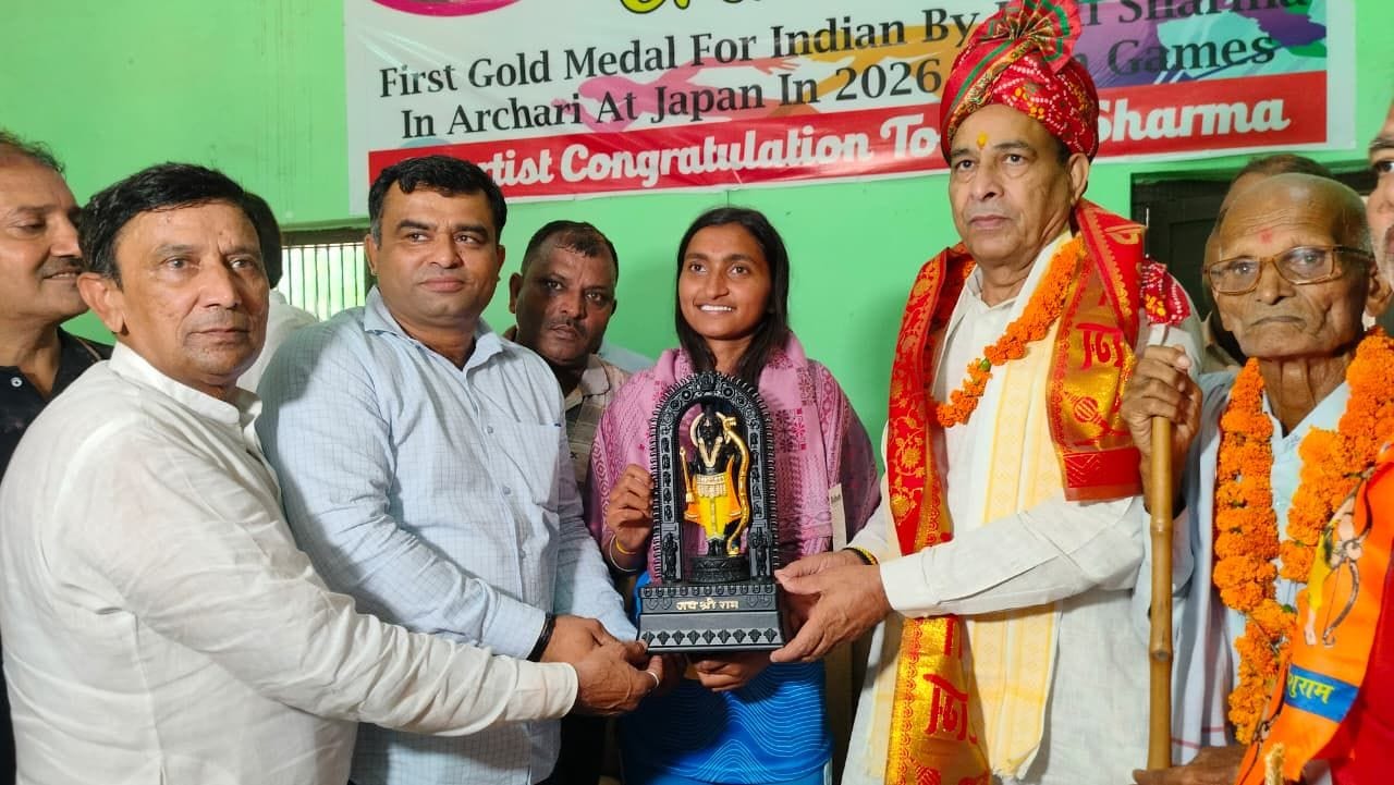 05जेएनडी31: कीर्ति शर्मा के घर पहुंचकर सम्मानित करते हुए हरियाणा सार्वजनिक उपक्रम ब्यूरो के अध्