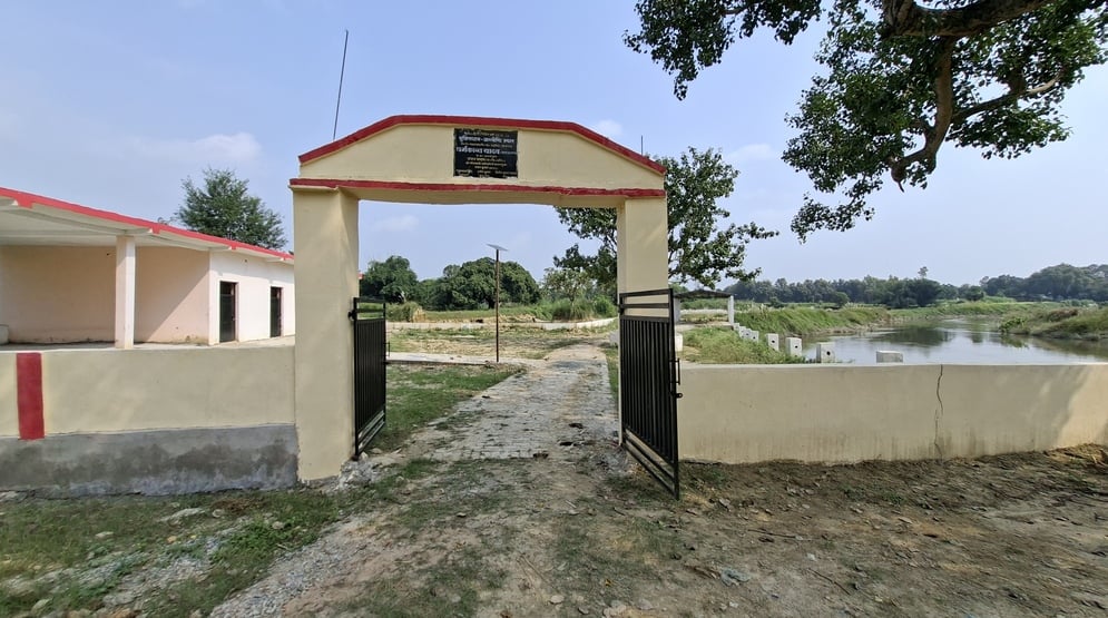 Azamgarh News: मुक्तिधाम को अव्यवस्था से मुक्ति का इंतजार, गंदगी और झाड़ियां बढ़ा रहीं परेशानी