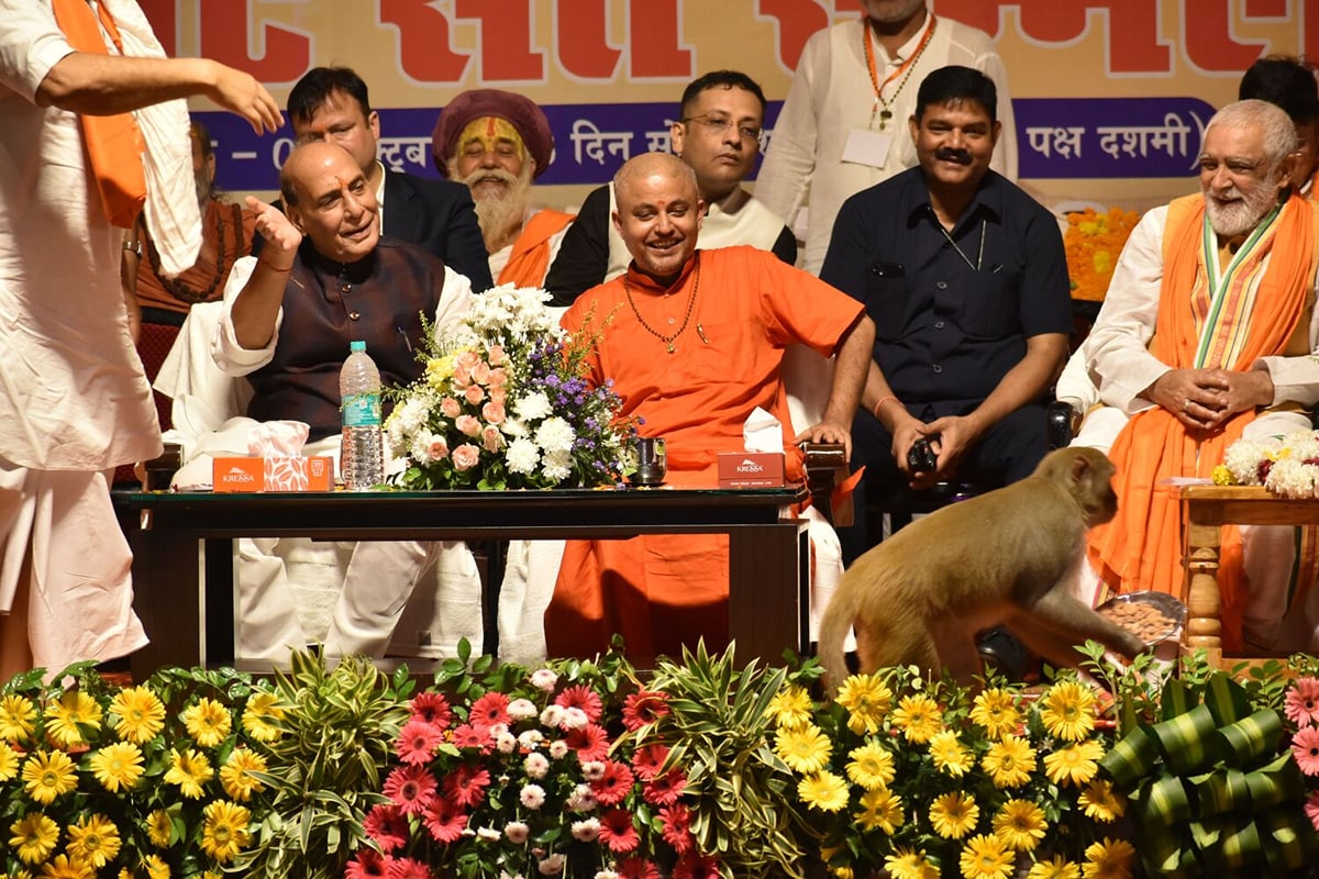 दुनिया से जुड़े हैं, खुद से नहीं : राजनाथ