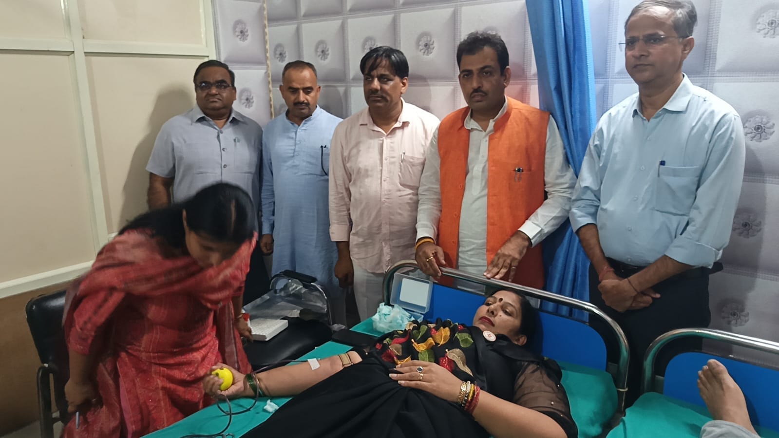 5 जुलाना 01: रक्तदाताओं को बैज लगाकर सम्मानित करते हुए मुख्यातिथि व अन्य।