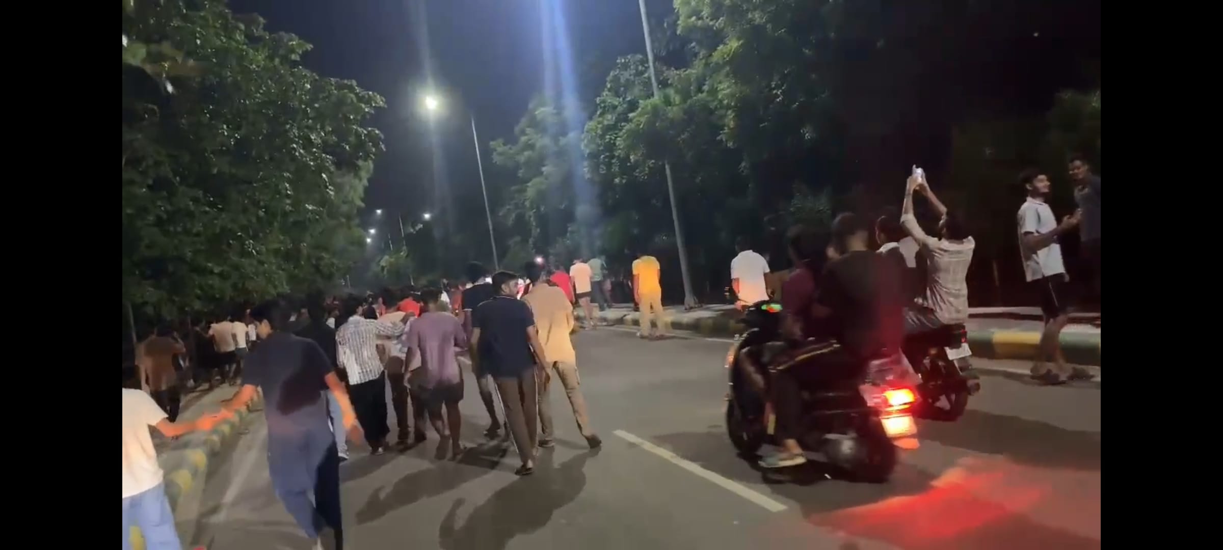 50- एमडीयू रोहतक के हॉस्टलों में रेड के खिलाफ कुलपति आवास का घेराव करने पहुंचे छात्र। स्रोत : व