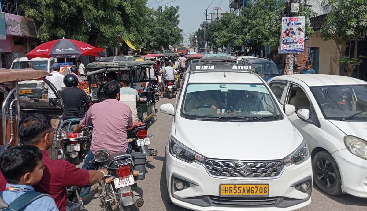 Pratapgarh News: अतिक्रमण और अवैध पार्किंग से सड़क जाम