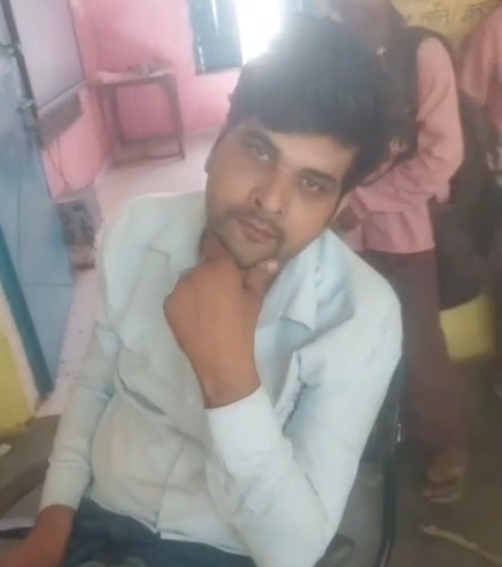Bulandshahar News: नशे में बच्चे को पीटने वाला शिक्षक निलंबित, एफआईआर दर्ज, बैठी जांच