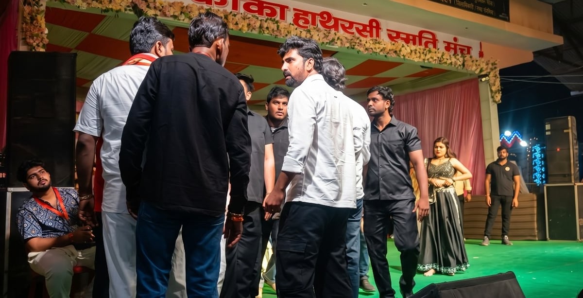 Hathras News: पंजाबी दरबार में हंगामा, पुलिस ने चलाईं लाठियां, फिंकीं बोतलें व चप्पलें
