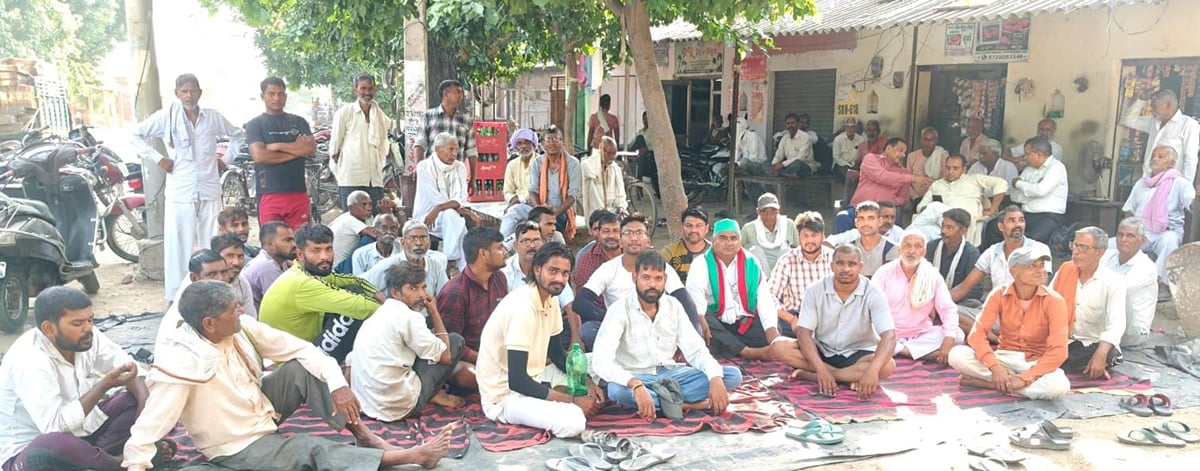 Agra News: कालाबाजारी के आरोपी सचिव को डीएम ने किया निलंबित