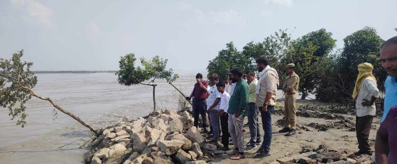 अहिरौलीदान के खैरखुटा मे जारी कटान को रोकने की कोशिशों जुटे अभियंता। 