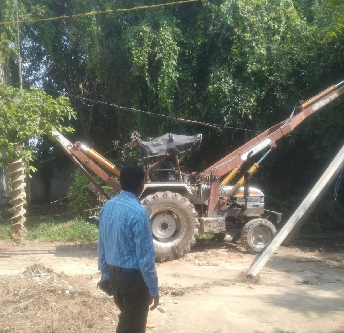 Ambedkar Nagar News: आंधी में टूटे खंभे, बिजली आपूर्ति ठप