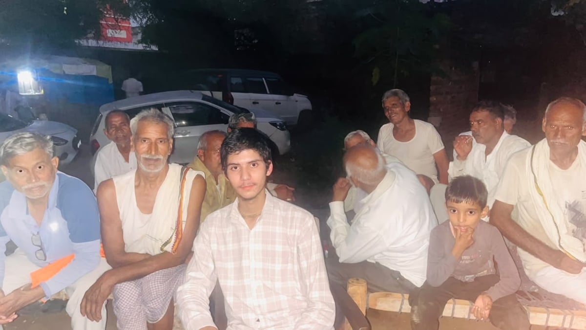 Hathras News: बाल कल्याण समिति ने अनुज को परिजनों के सुपुर्द किया