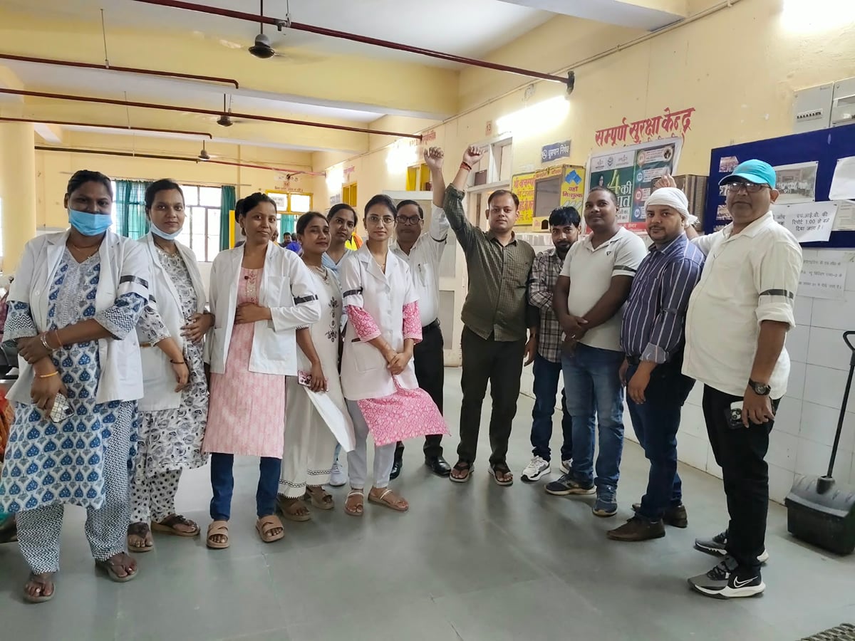Sonebhadra News: एनएचएम कर्मचारियों ने काली पट्टी बांधकर जताया विरोध