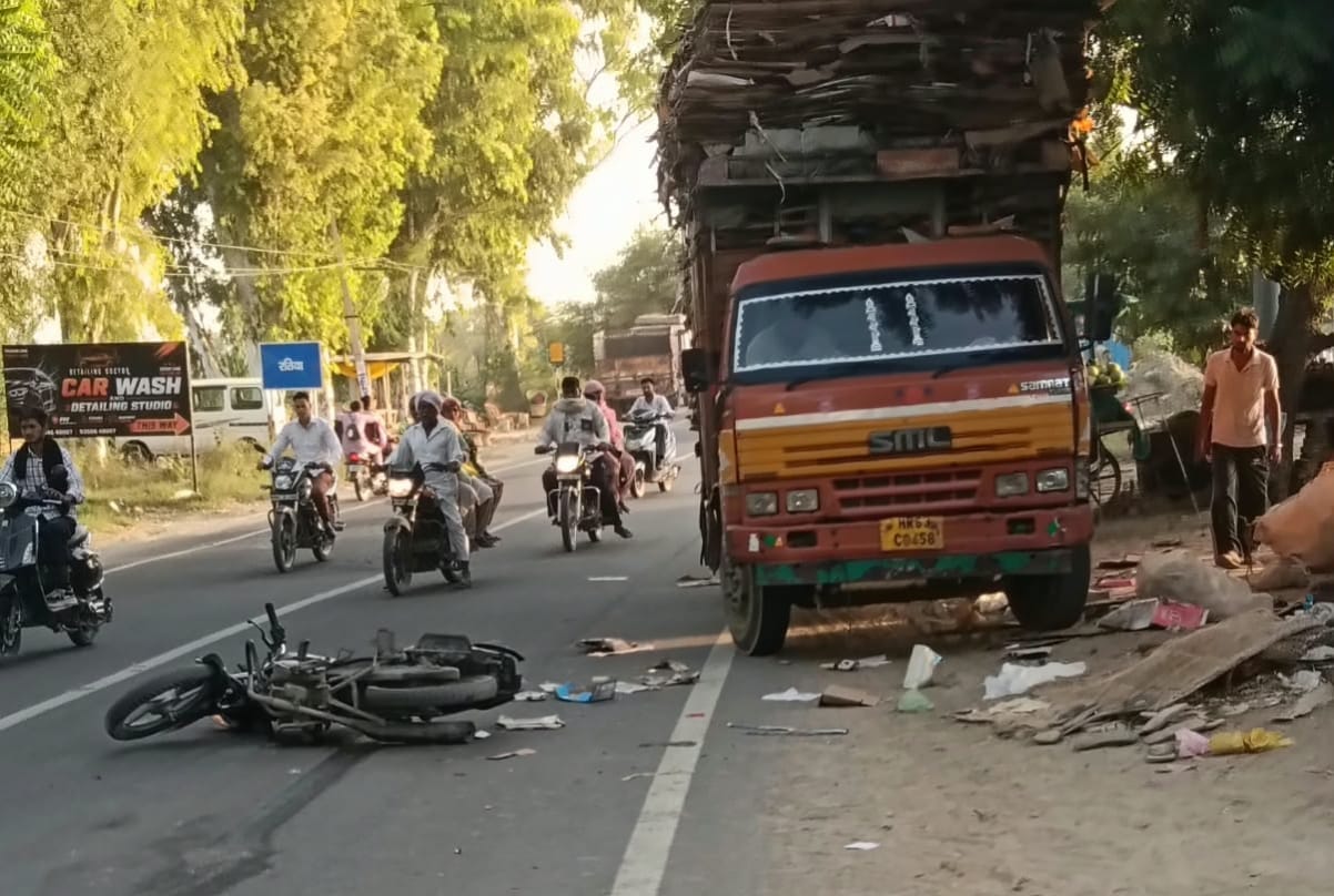 बुढलाडा रोड पर  सड़क दुर्घटना के दौरान सड़क पर पड़ा दुर्घटनाग्रस्त मोटरसाइकिल :संवाद