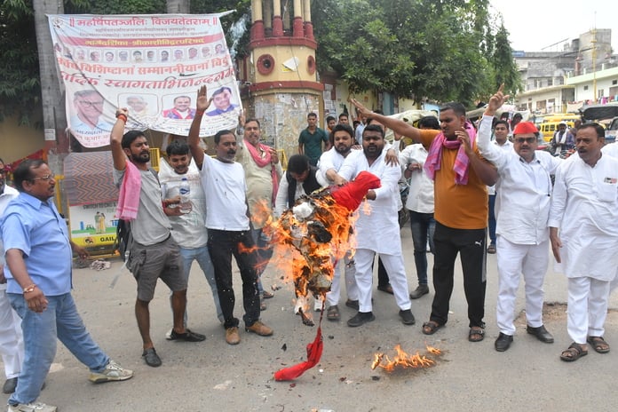 Varanasi News: सपा ने फूंका मुख्य निर्वाचन आयुक्त का प्रतीकात्मक पुतला