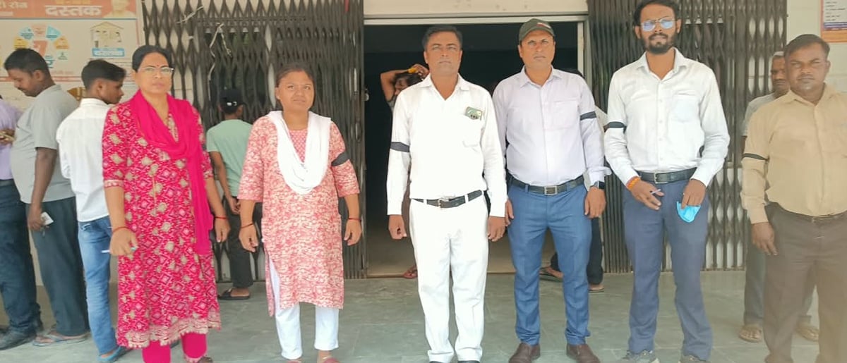 Bhadohi News: काली पट्टी बांधकर एनएचएम कर्मचारियों ने जताया विरोध