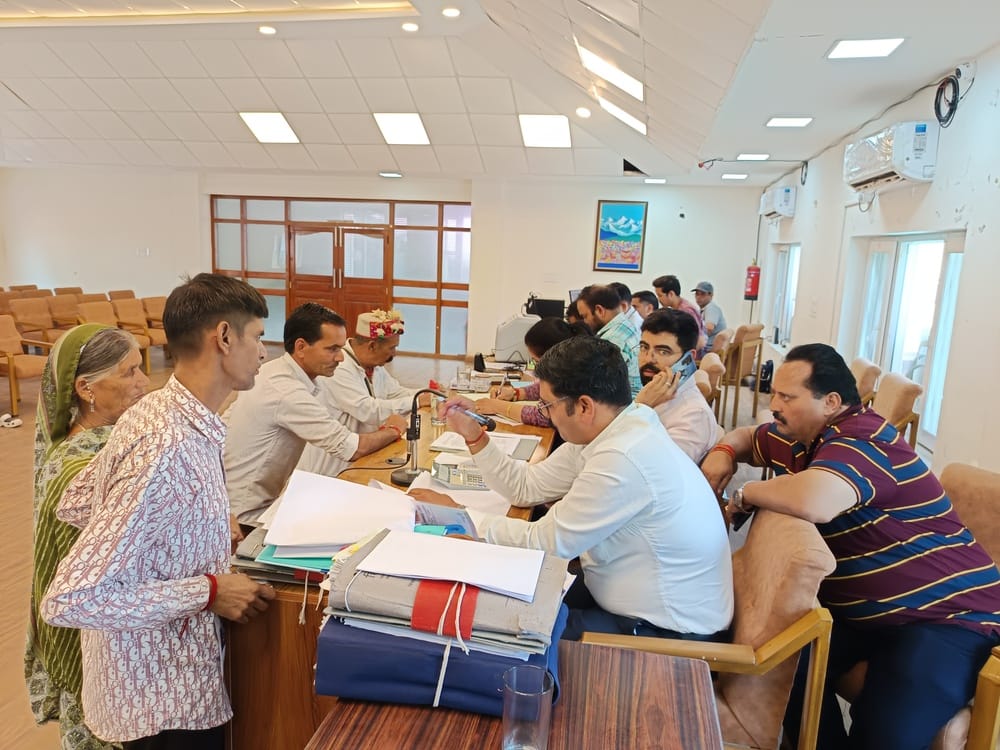बहुद्देशीय भवन सभागार में दशहरा उत्सव के लिए प्लॉट आवंटन की प्रक्रिया को अंजाम देते हुए अधिकार