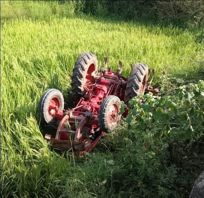 Sonebhadra News: ट्रैक्टर पलटने से किशोर समेत दो घायल, एक की रीढ़ की हड्डी टूटी