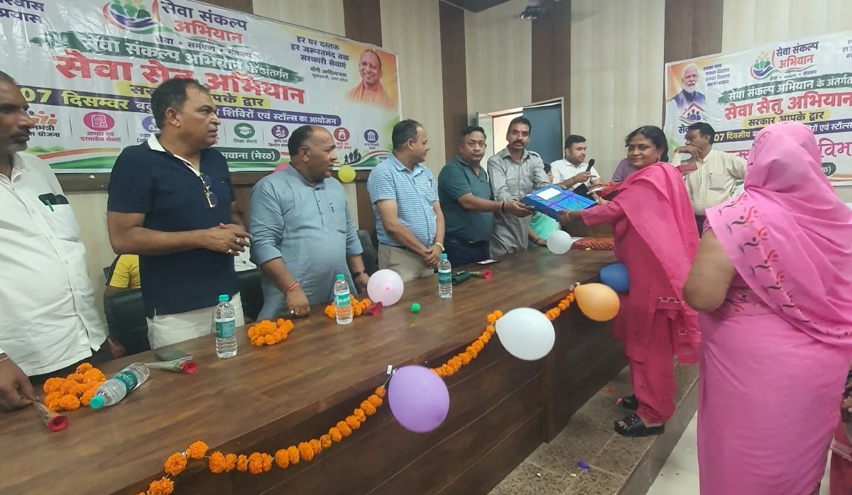Meerut News: विभागों ने योजनाओं की जानकारी दी