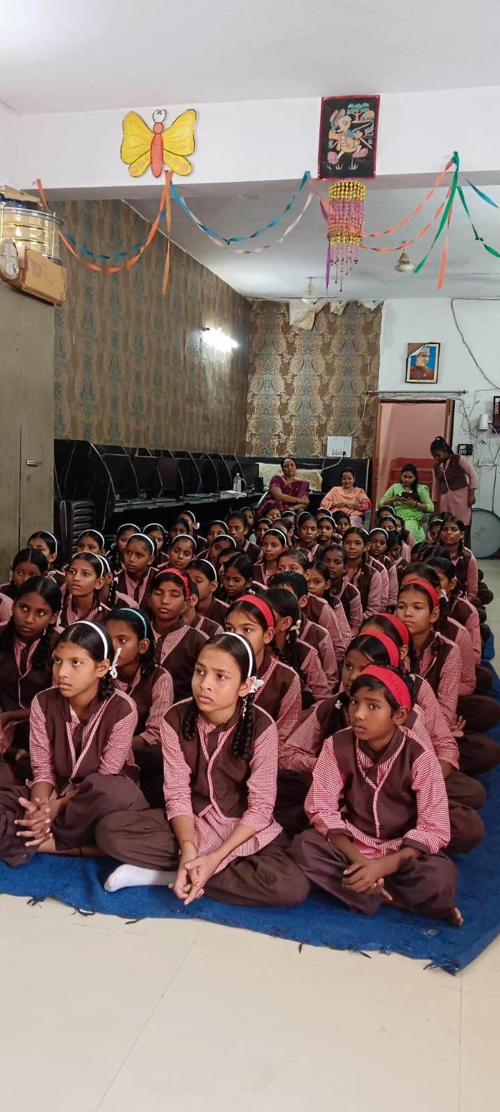 Agra News: मिशन शक्ति व एंटी रोमियो टीम ने छात्र-छात्राओं को किया जागरूक